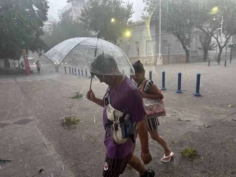 El SMN mantiene una alerta amarilla por tormentas en doce provincias argentinas 1 tormenta-el-gran-mendoza
