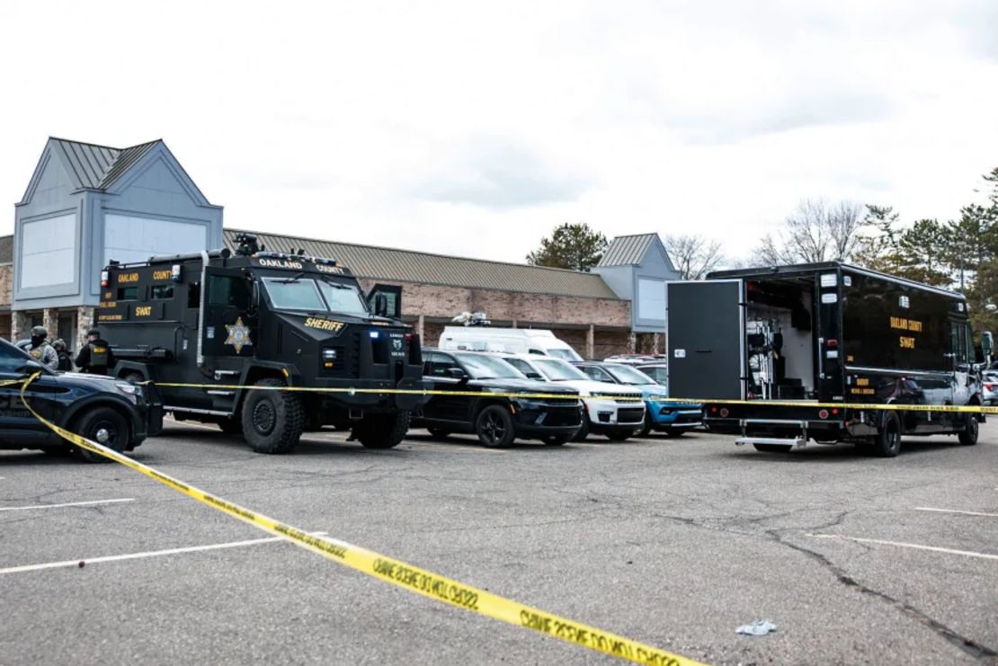 La policía responde a la escena de un tiroteo en el Templo Israel en West Bloomfield, Michigan, el jueves 12 de marzo.
