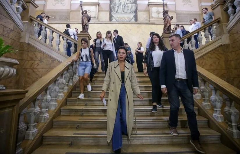 6672063148e58_940_529!