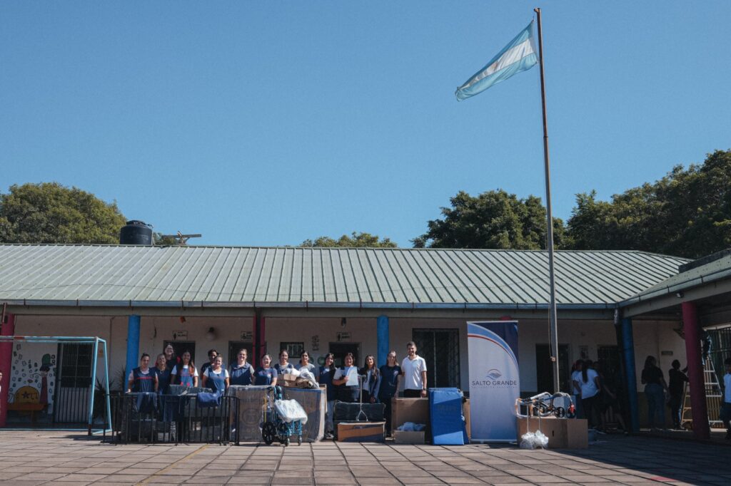 Prácticas de la Delegación Argentina de Salto Grande: alumnos de la Escuela Técnica de Federación instalaron equipos de aire acondicionado en la Escuela “Arturo Illia” 2 WhatsApp Image 2026 03 16 at 17.40.17 1