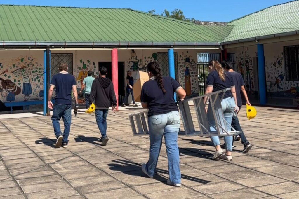 Prácticas de la Delegación Argentina de Salto Grande: alumnos de la Escuela Técnica de Federación instalaron equipos de aire acondicionado en la Escuela “Arturo Illia” 3 WhatsApp Image 2026 03 16 at 17.40.17