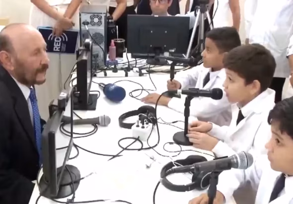 el-gobernador-formoseno-gildo-insfran-junto-a-dos-ZKIV7BPHBFC6ZLYC63P3POKFWY