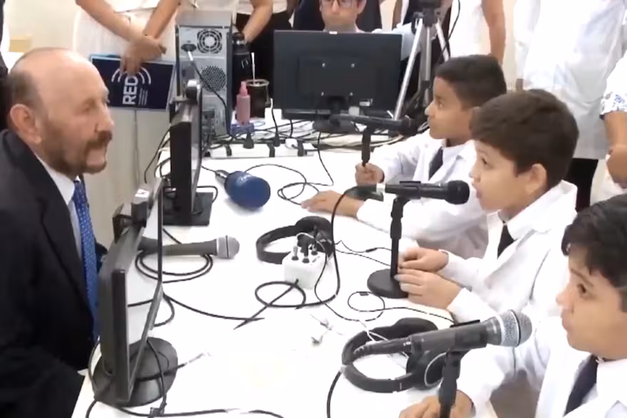 el-gobernador-formoseno-gildo-insfran-junto-a-dos-ZKIV7BPHBFC6ZLYC63P3POKFWY