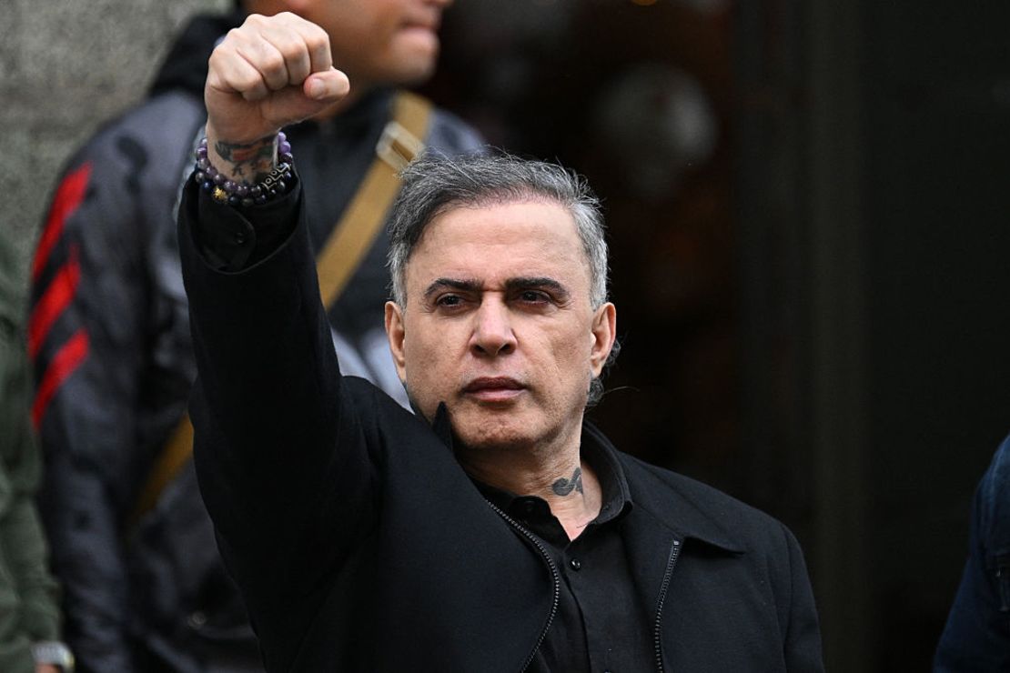 Jorge Rodríguez lee la carta de renuncia de Tarek Williams Saab 2 Tarek William Saab levanta el puño al salir del edificio de la vicepresidencia en Caracas el 3 de enero de 2026, tras la captura de Nicolás Maduro por fuerzas estadounidenses.