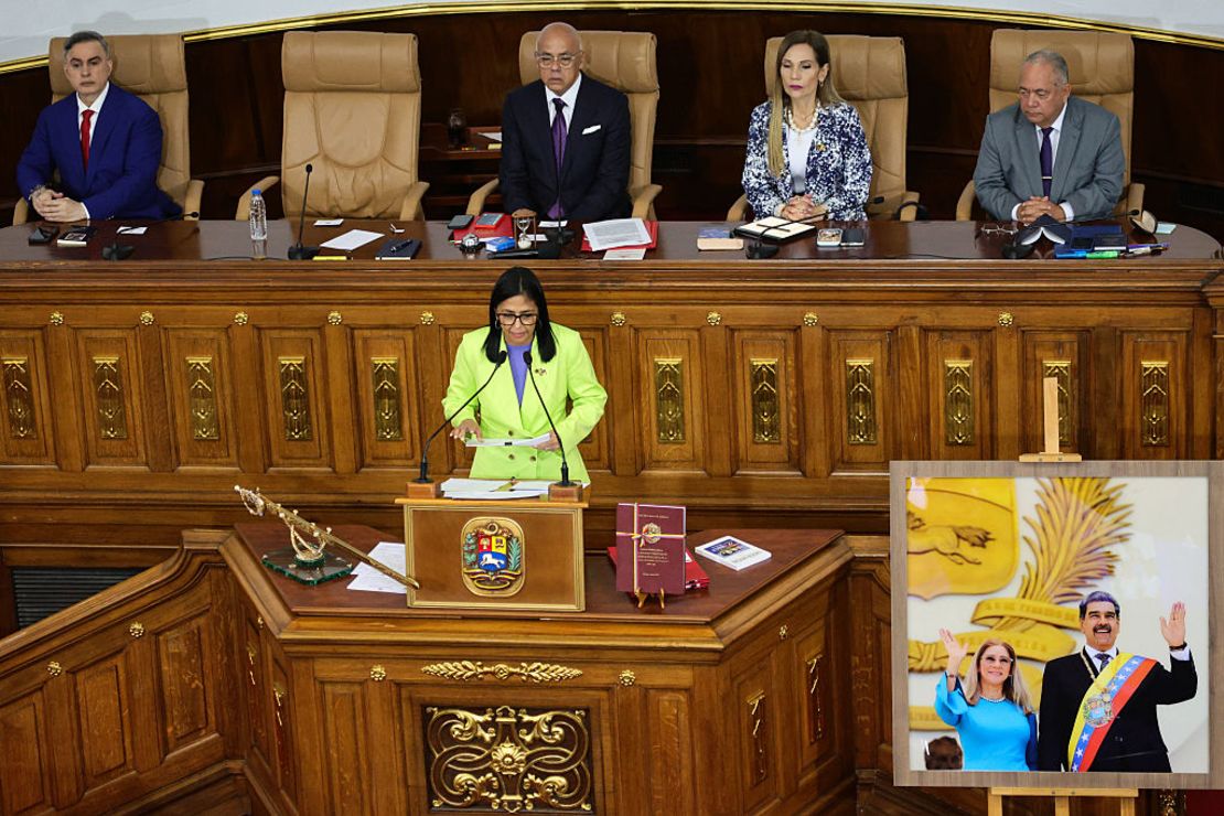 Jorge Rodríguez lee la carta de renuncia de Tarek Williams Saab 4 Delcy Rodríguez, presidenta interina de Venezuela, durante la presentación del informe de gestión anual en el Palacio Federal Legislativo en Caracas, el 15 de enero de 2026, con Tarek William Saab y Jorge Rodríguez presentes.