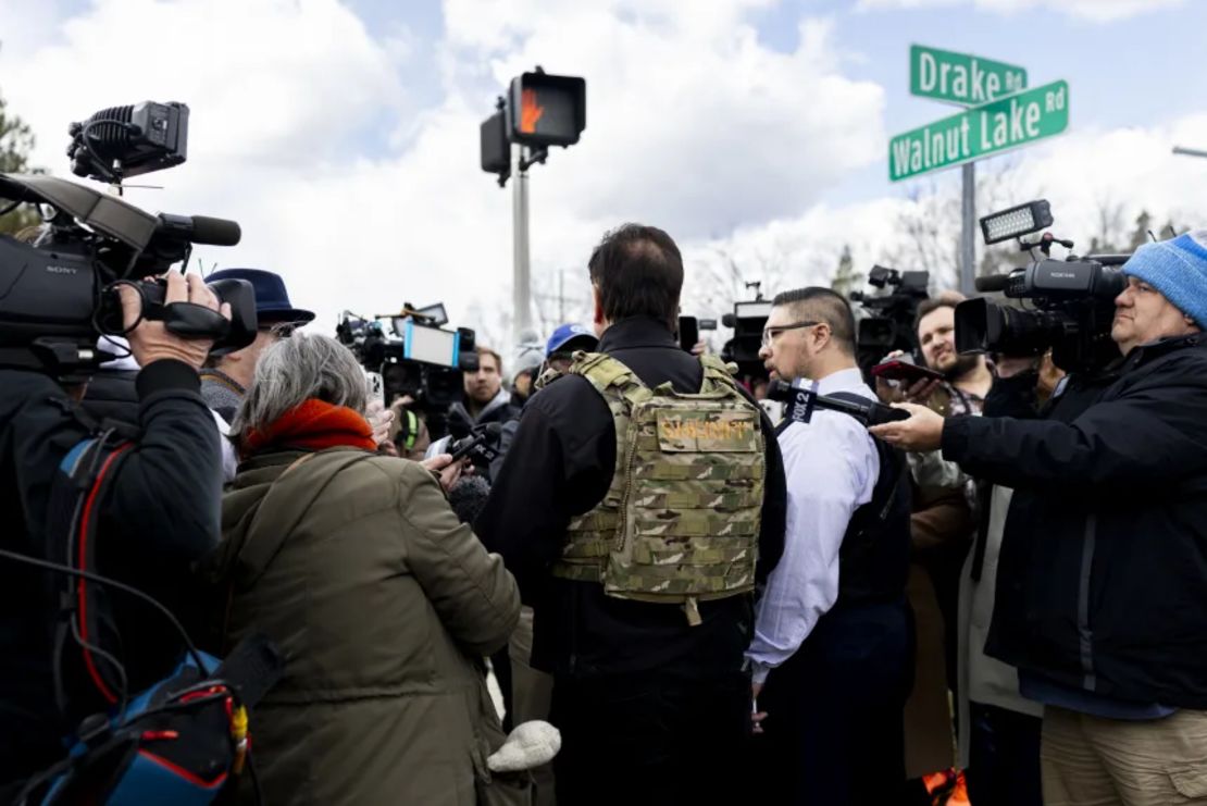 El alguacil del condado de Oakland, Mike Bouchard, se dirige a los medios cerca del Templo Israel en West Bloomfield, Michigan, luego de un ataque, el 12 de marzo.