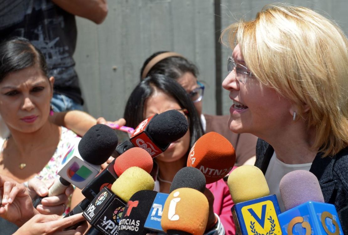 Jorge Rodríguez lee la carta de renuncia de Tarek Williams Saab 3 Luisa Ortega, exfiscal general de Venezuela destituida por la Asamblea Constituyente, habla tras un foro opositor en Caracas el 6 de agosto de 2017, un día después de perder su cargo frente a Tarek William Saab.