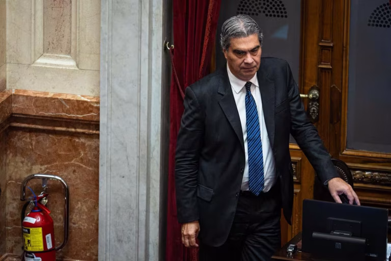 jorge-capitanich-en-el-recinto-del-senado-HSHKCUYSCJHX3O67NIRZLGLNCQ