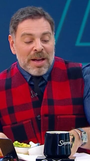 “LE HAN OFRECIDO EDUCACIÓN A MUCHOS CHIILENOS”
🇨🇱 José Antonio Neme llamó a ser prudentes antes de emitir juicios contra Argentina y recordó que miles de chilenos se han visto beneficiados por oportunidades que ese país les ha brindado, especialmente en materia de educación superior.
👉 El conductor aseguró que antes de criticar, también es necesario mirar la propia realidad de Chile.
🗣️ Además, destacó que muchos compatriotas pudieron estudiar y realizar especialidades médicas al otro lado de la cordillera cuando no encontraron opciones en Chile. “Hay que ser cuidadoso cuando uno emite juicios contra otro país”, reflexionó durante el debate.
¿Qué opinas? #Rosario , #Cordoba, #Argentina, #PolíticaArgentina, #Actualidad, #Noticias, #AnálisisLitoral, #EntreRíos, #Concordia, #Periodismo, #Opinión, #IrresponsabilidadPeriodística, #ÉticaPeriodística, #ManipulaciónMediática, #OperacionesMediáticas, #DobleVara, #CinismoMediático
