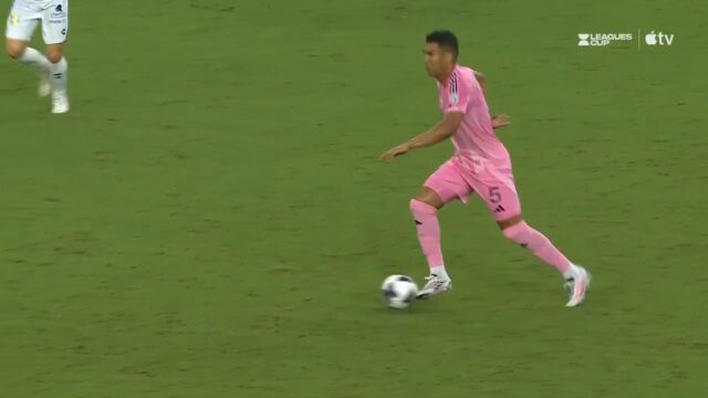 CADA REPETICIÓN ES MEJOR: Leo Messi puso su zurda para que la pelota viaje de primera al arco en su primer gol del doblete que marcó para Inter Miami en la #LeaguesCup.