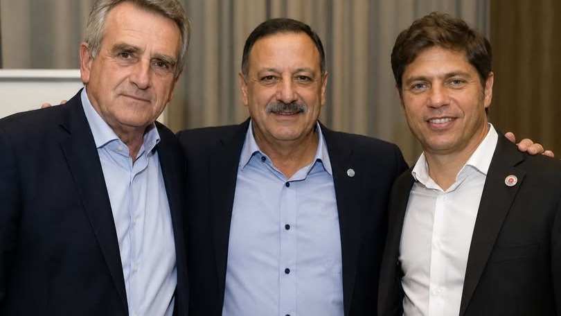 TERRORISMO ECONÓMICO

Quintela habla de nacionalizar y expropiar.

Agustín Rossi dice que hay que hacer “al revés” todo lo que hizo Milei.

¿Torpeza? ¿Ignorancia? ¿O una amenaza política perfectamente calculada?

Porque hay algo que sí saben: cuando un dirigente habla de expropiar, el inversor escucha. Y cuando el inversor escucha, puede decidir no venir.

Argentina necesita inversión, empleo y crecimiento.

Pero algunos parecen estar dispuestos a dinamitar las chances del país con tal de evitar que el modelo que los expulsó del poder tenga éxito.

Porque si Argentina crece, se recupera y vuelve a ser un país atractivo para invertir, el pasado político puede quedar definitivamente en el pasado.

🇦🇷 No quieren que Argentina prospere. Quieren que fracase el que gobierna.

Eso no es oposición.

Eso es terrorismo económico.

#Argentina #Economía #Inversiones #PropiedadPrivada #JavierMilei #Quintela #AgustinRossi #AnálisisLitoral