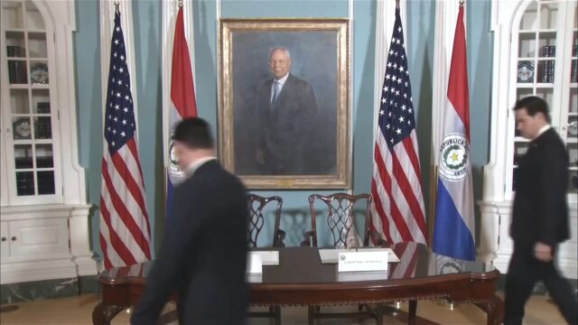 ¡BOMBAZO EN VIVO DESDE WASHINGTON! 🚨

Marco Rubio, el Secretario de Estado de EE.UU., acaba de romper el protocolo… ¡en pleno acto oficial!

Mientras firmaba un memorando nuclear con Paraguay, dejó el inglés de lado y se lanzó a hablar directo en español.

La transmisión en vivo captó el momento exacto y las redes explotaron.

Rubio no solo firmó… habló a toda América Latina en su idioma.

El acuerdo refuerza la cooperación nuclear entre ambos países, pero lo que realmente está rompiendo internet es cómo lo hizo.

Latinoamérica y Estados Unidos están alborotados.
Este video ya es tendencia.
¿Lo viste? #AnalisisLitoral #UltimoMomento #Catastrofe #Emergencia #Noticias #Argentina #Mundo #Internacional #Periodismo #Actualidad

@infobae @clarincom @lanacion @todonoticias @cnnenespanol @bbcmundo @dw_espanol @reuters @apnews @france24_es