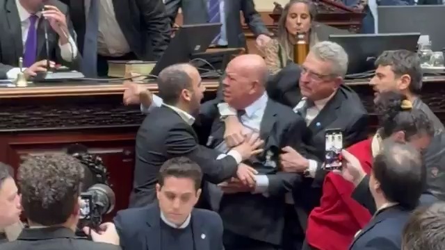 ENKUKADO ...............FE DE ERRATAS : SE DEBIO DECIR ENOJADO .#AnalisisLitoral #Cordoba #CordobaArgentina #MediosDelInterior #Federalismo #Argentina #LitoralArgentino #EntreRios #Noticias #Periodismo
@lavozcomar @cadena3com @cba24n.com.ar @cadena3rosario @infobae @todonoticias @eloncecom @elentrerios @rosariotres @diariolacapital