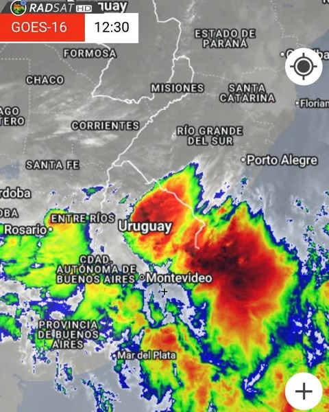 #ATENCION 🔴TEMPORAL SANTA ROSA
Comenzó el temporal de Santa Rosa en el centro del país con tormentas severas, granizos y fuertes ráfagas de vientos. 
🕒La inestabilidad se irá desplazando hacia el noreste argentino durante el fin de semana (coincidiendo con la fecha festiva de Santa Rosa de Lima).
#AHORA (13:30hs): Se están registrando tormentas fuertes entre el sur de #Cordoba y #SantaFe, las mismas están acompañadas de frecuente actividad eléctrica, ocasional caída de granizo y fuertes lluvias.