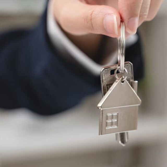 🏠 CRÉDITO HIPOTECARIO: ¿ALQUILAR O COMPRAR?
El Gobierno anunció un programa de hasta $2 billones para impulsar los créditos hipotecarios, con tasas de hasta UVA +7,5%.
💰 Un crédito de US$100.000 no significa comprar una propiedad de ese valor. Si el banco financia el 75%, habría que aportar unos US$33.000 propios para una propiedad de aproximadamente US$133.000, más gastos.
📊 Las cuotas iniciales para US$100.000 van desde unos $710.000 hasta más de $2 millones, según el banco.
🏠 Mientras tanto, en Concordia ya hay alquileres cercanos a $700.000/$750.000 o más.
Un alquiler de $750.000 son $9 millones por año que no generan patrimonio.
⚠️ La UVA tiene un riesgo: la cuota se actualiza y los ingresos deben acompañar esa evolución.
🏗️ Pero hay otra posibilidad: construir en terreno propio. El Banco Nación contempla créditos para construcción y, bajo determinadas condiciones, puede financiar hasta el 90% del presupuesto de obra.
La pregunta es inevitable:
👉 ¿Seguir pagando alquiler o comenzar a pagar una vivienda propia?
Y para quien ya tiene terreno, la pregunta puede ser todavía más interesante:
¿Por qué no construir en lugar de seguir alquilando?
#CreditoHipotecario #CreditoUVA #ViviendaPropia #Construccion #Alquiler #CasaPropia #Concordia #EntreRios #Parana #Rosario #SantaFe #Litoral #Argentina