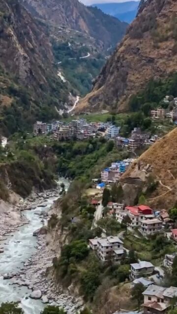‼️‼️Hasta el 30 de agosto, se contabilizan 788 fallecidos y más de 2.500 desaparecidos solo en Nepal, con 16 muertes adicionales en el #Tíbet . Las autoridades siguen emitiendo alertas debido a la inestabilidad de las laderas y lagos formados tras el desastre. La fuerza de esta inundación reconfiguró el paisaje del valle. La región de #Rasuwa en el norte de #Nepal sufrió una devastación masiva debido a una inundación el 26 de agosto. En el pasado, esta área era un valle estrecho rodeado de vegetación y edificaciones, pero ahora está cubierta por barro, rocas y sedimentos. Este desastre fue ocasionado por el colapso de un gran volumen de hielo y roca en el #Himalaya , originando una avalancha seguida por un flujo de desechos de gran magnitud. La corriente afectó 168 km, impactando comunidades, puentes y carreteras a lo largo de los ríos Bhote Koshi y #Trishuli .