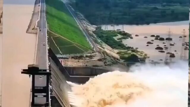 La presa de Bhatsagar, en Pune, India, corre peligro de derrumbarse tras llenarse con las aguas de las inundaciones procedentes de Nepal y China. Al parecer, está repleta de enormes cantidades de agua, a punto de arrasar una ciudad entera.