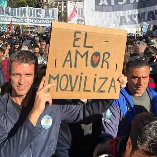 EL PESO DE LA MOCHILA EN CONCORDIA

En el PJ de Concordia la mochila pesa toneladas. Por eso hoy ningún proyecto de candidatura puede asomar.

El concordiense común lo tiene muy claro: sabe muy bien quiénes son los "MARISCALES DE LA DERROTA". Los que dejaron a la ciudad 1era en POBREZA en todo el país.

Y ahí entra la marcha y contramarcha de Enrique Cresto.

El viernes se lanzó como candidato a Gobernador. El lunes dijo que "por ahora no". ¿Globo de ensayo que se pinchó? ¿Midió el rechazo en las redes y tuvo que replegarse?

Ya no sabe qué decir para volver a ser considerado.

Porque hoy en Concordia no alcanza con levantar la mano. Cualquier opositor tiene que demostrar primero que NO VA A SER MÁS DE LO MISMO, con ideas claras para sacar a la ciudad de la miseria.

Y el señalamiento no es solo para los actores principales. También es para el entorno, los aduladores y los promotores del relato que tapó miseria y corrupción en nombre de los más humildes.

La gente está en alerta. Y cada vez que aparece un reciclado, en redes responde con bronca.

Sin autocrítica, no hay futuro.

#Concordia #EntreRios #PJ #EnriqueCresto #Politica #AnalisisLitoral