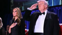 La primera dama de Estados Unidos, Melania Trump, y el presidente de Estados Unidos, Donald Trump, asisten a la Cena de Corresponsales de la Casa Blanca en el Washington Hilton en Washington, el sábado 25 de abril de 2026.