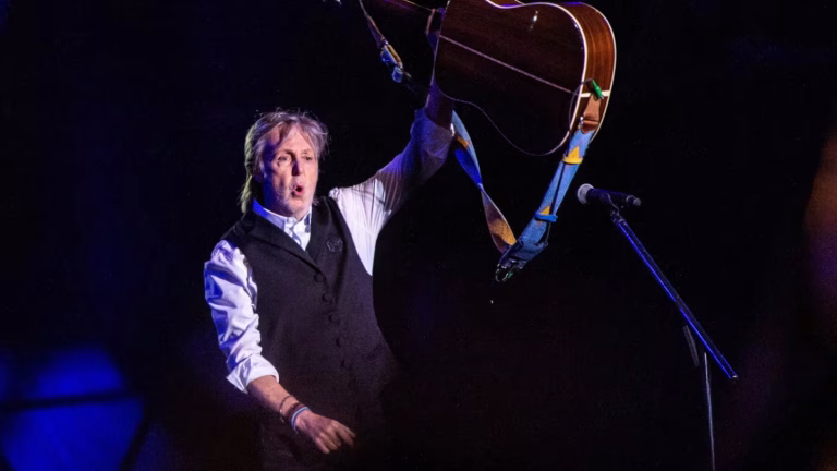 Paul McCartney publicó “The Boys of Dungeon Lane”: un viaje íntimo donde recuerda su infancia y adolescencia paul-mccartney-actuando-en-el-festival-de-glastonbury-2022-foto-joel-c-ryaninvisionap-RCOXP76JOVEJLNPU4SUKYGVDOM