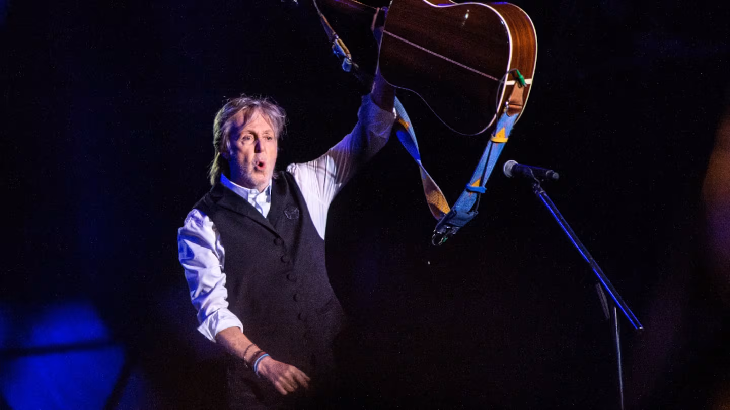 paul mccartney actuando en el festival de glastonbury 2022 foto joel c ryaninvisionap RCOXP76JOVEJLNPU4SUKYGVDOM
