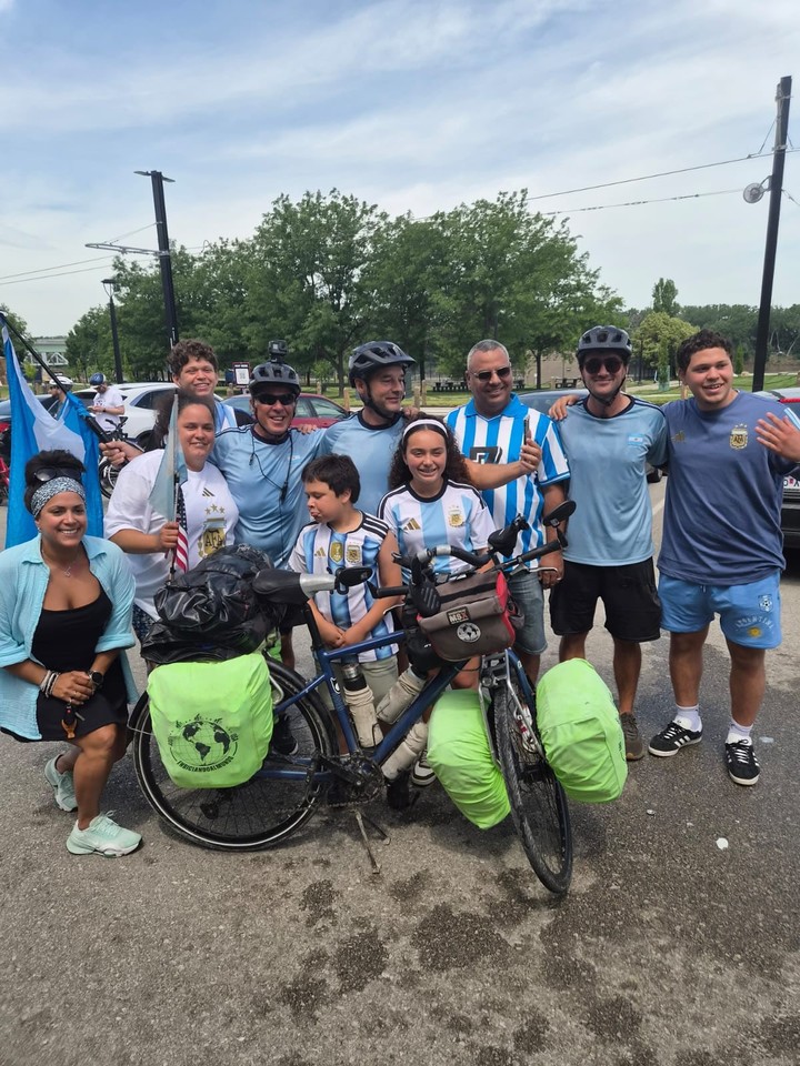 HISTÓRICO: llegaron a destino los tres entrerrianos que cruzaron América en bicicleta para ver a la Selección Argentina 2 5h
