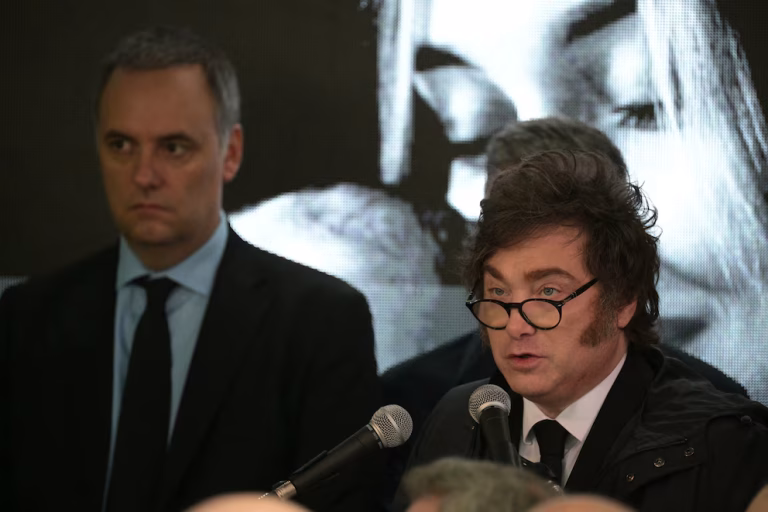 Horas cruciales en el Gobierno: Milei recibe en Olivios a Manuel Adorni y define el futuro del jefe de Gabinete 7J7ULLO5SNF6VDM6WBV7BNGC7E