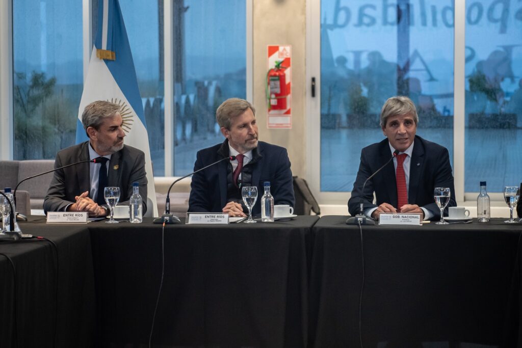 Frigerio recibió a Caputo en Paraná y afirmó: "Estamos en condiciones de escribir el próximo capítulo del pacto fiscal" 2 IMG 0606
