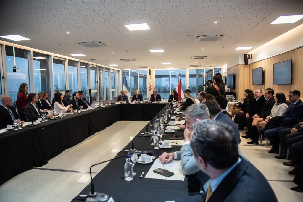 Frigerio recibió a Caputo en Paraná y afirmó: "Estamos en condiciones de escribir el próximo capítulo del pacto fiscal" 3 IMG 0611