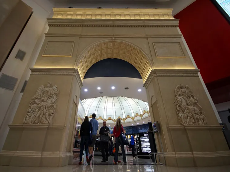 Javier Milei habilitó los free shop para las ciudades con fronteras terrestres: qué podrán comprar los turistas 1 duty free shop iguazu4jpg