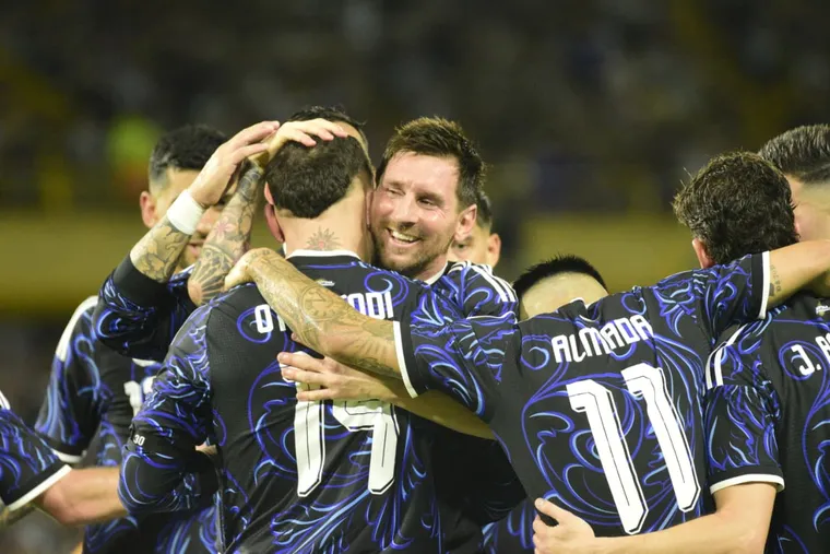 ¡Bombazo! Scaloni dejó afuera a Otamendi para el debut de Argentina en el Mundial 1 lionel messi nicolas otamendi seleccion argentina