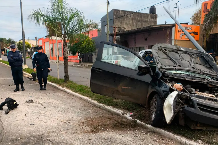 Concordia: conductor destrozo su camioneta contra columna de alumbrado 1 m 1781439472 81687