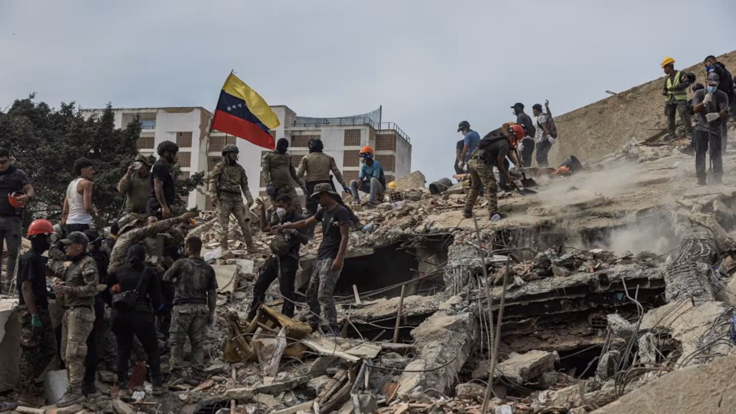 Sobrevivientes de los terremotos en Venezuela alertan sobre la falta de comida: “Agarramos las sobras de los militares” 1 rescatistas