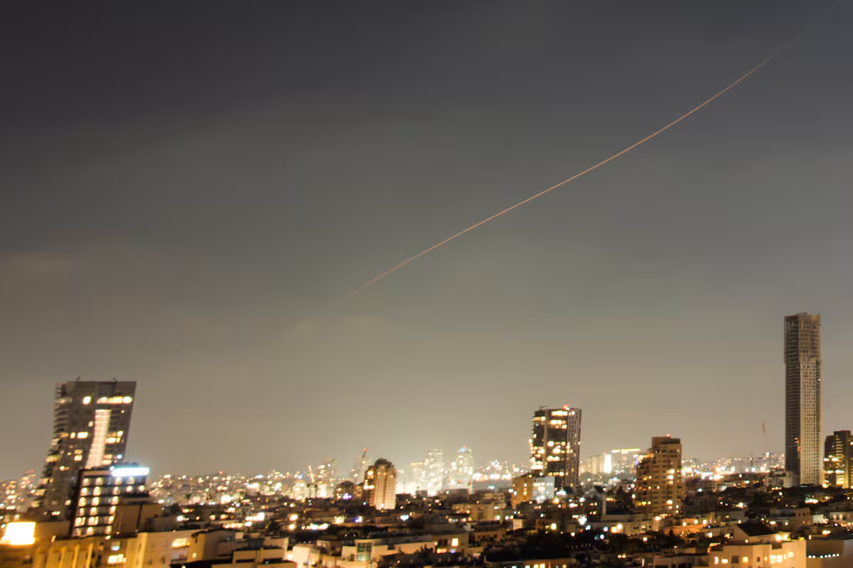 un proyectil atraviesa el cielo de israel tras un LV4BS57D35DWRFNH3MPYRBCG2I