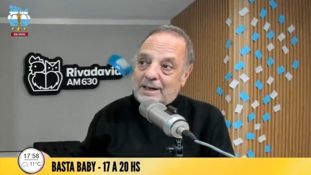 "HAY MUCHOS QUE ESTÁN PASANDO LA GORRA"

Baby Etchecopar manifestó que hay muchos comunicadores que no critican políticos por un arreglo económico previo.

Además, aseguró: "Si (Martin) Insaurralde viene y me dice ´te doy 7 millones de dólares para que no me pegues´, los agarro porque es guita mía". 
#Argentina, #PolíticaArgentina, #Actualidad, #Noticias, #AnálisisLitoral, #EntreRíos, #Concordia, #Periodismo, #Opinión, #IrresponsabilidadPeriodística, #ÉticaPeriodística, #ManipulaciónMediática, #OperacionesMediáticas, #DobleVara, #CinismoMediático