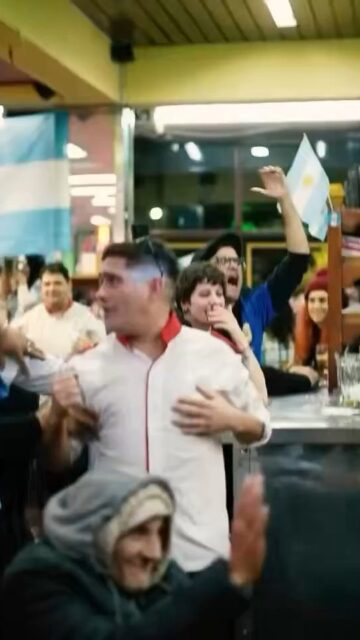 Fue a ver Argentina-Suiza a una pizzería y decidió grabar las reacciones de la gente… como resultado logró uno de los videos del mundial.

Los mozos y los clientes sufriendo, festejando, cantando, saltando y emocionándose.

Qué hermoso, por favor. 🥹🇦🇷