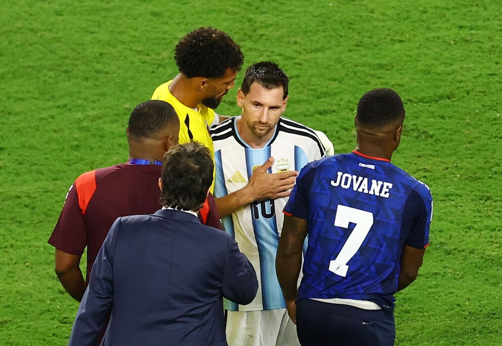 Las cuatro fenomenales atajadas a Lionel Messi de Vozinha, el arquero de Cabo Verde que se hizo viral en el Mundial 1 F2QOPOAYQ5GA3PBWE6TZFJUOLQ