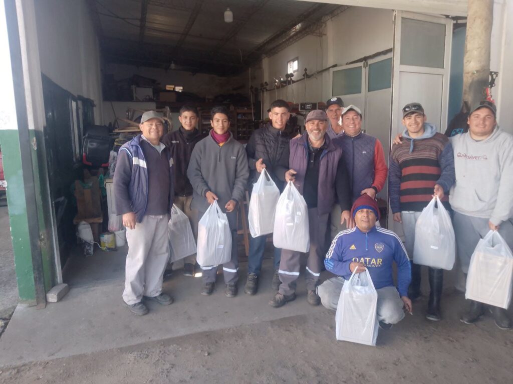 Estancia Grande fortalece a su personal: entregó ropa de trabajo, cumplió con el pago de sueldos y aguinaldo y genera expectativas por una nueva mejora salarial 3 WhatsApp Image 2026 07 06 at 08.24.20