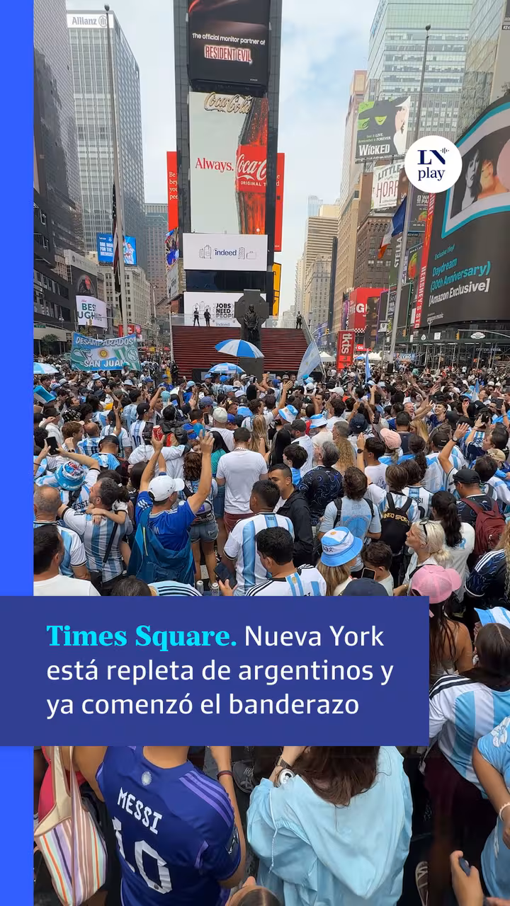 Histórico banderazo en Times Square: los argentinos armaron una fiesta que desbordó las calles de Nueva York 3 Banderazo argentino en NY