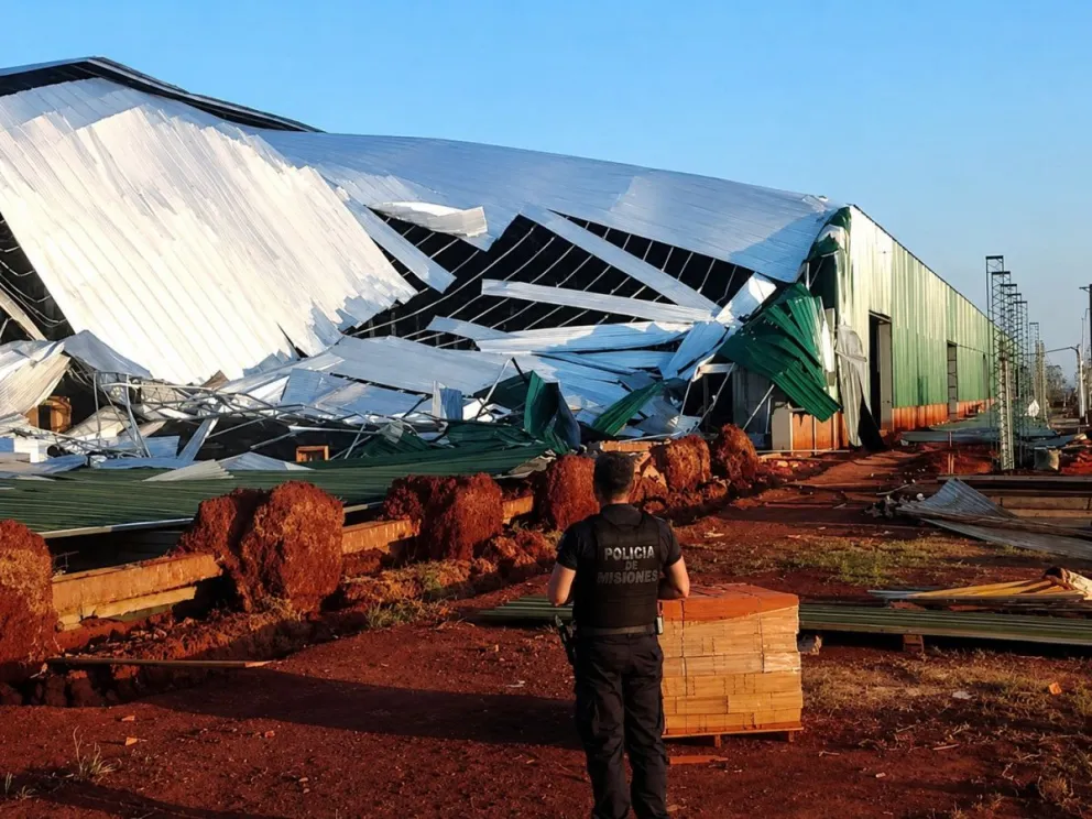 Los fuertes vientos no dan tregua y causan importantes destrozos en distintos puntos de Misiones 1 md