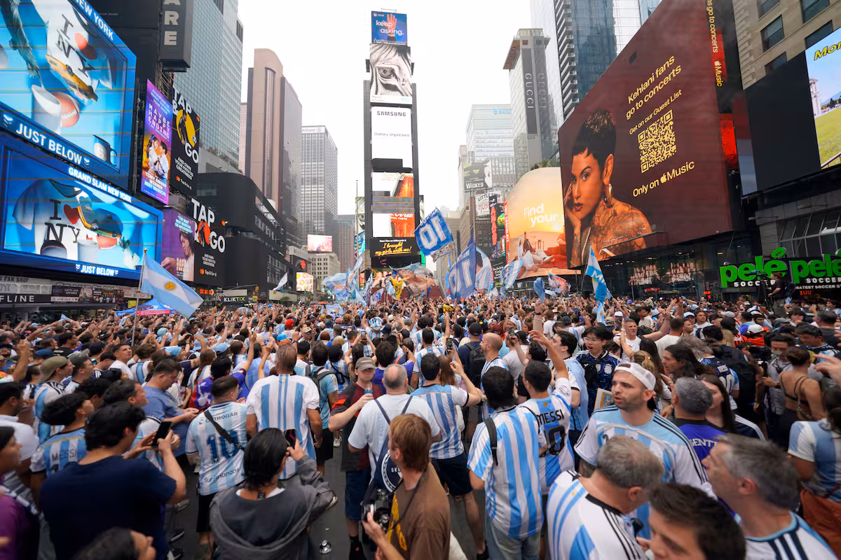 Histórico banderazo en Times Square: los argentinos armaron una fiesta que desbordó las calles de Nueva York 1 una imagen del imponente banderazo argentino en K55QPDNBYNEIBFG3X6DFHVD2PE
