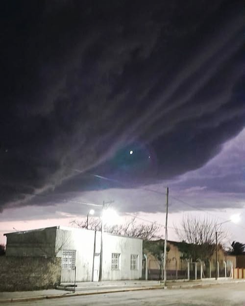 Así cruzaba la línea de #tormenta por el sur de Entre Rios, durante final de esta tarde de viernes (31) de julio.
Fue la misma celda que generó un tornado horas atrás en el interior de la provincia de Santa Fe.
HOY. Viernes 31/07/26.
Ibicuy, Entre Rios