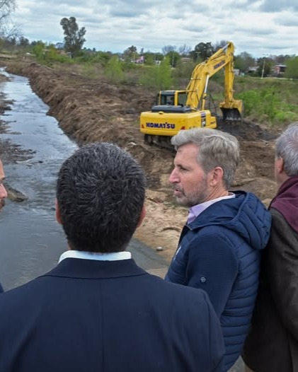 Rogelio Frigerio visitó Concordia y dejó definiciones clave sobre las obras frente a El Niño, la red vial y la política provincial 💣🏼️
En una jornada de trabajo a fondo junto a autoridades locales y la CTM de Salto Grande, el gobernador recorrió las obras de limpieza en el Arroyo Manzores, la Defensa Sur y el 107.
"Contra la naturaleza no se puede competir, nos va a ganar siempre, pero sí podemos amortiguar los impactos de las lluvias y de las crecientes", remarcó Frigerio, confirmando la entrega de equipamiento clave y la puesta a punto de la infraestructura.
Entre los puntos más destacados de su visita:
💪 Obras y prevención: Trabajos intensivos en arroyos y defensas urbanas para frenar el impacto del clima.
🚜 Rutas y caminos: Compromiso inalterable de reparar el 100% de las rutas provinciales y avanzar en convenios con los municipios.
🚫 Cero privilegios: "No tengo privilegios con nadie, trabajamos con todos los intendentes sin mirar el color partidario".
🗳️ Calendario electoral: Dejó en claro que la prioridad hoy son los problemas reales de la gente y no las candidaturas.
#AnalisisLitoral#RogelioFrigerio #Concordia #EntreRios #Gestión #ObrasPúblicas #ElNiño #SaltoGrande #NoticiasEntreRios #PolíticaEntreRios #Infraestructura #GobernaciónEntreRios