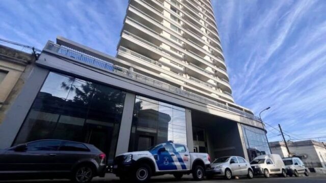 Otra vez el edificio "Portal Norte", financiado por la Mutual de Salto Grande (uno de los más altos de la provincia de Entre Ríos), rodeado de fuerzas de seguridad federales. Ahora por una causa de un millonario contrabando de cigarrillos #AnalisisLitoral, #Concordia, #ConcordiaEntreRios, #EntreRios, #NoticiasConcordia, #LitoralArgentino, #Actualidad, #Periodismo, #Argentina, #CiudadDeConcordia, @elentrerios, @eloncecom, @diarioriouruguay, @infobae, @todonoticias, @rosariotres, @diariolacapital, @lavozcomar, @cadena3com, @lanacion
