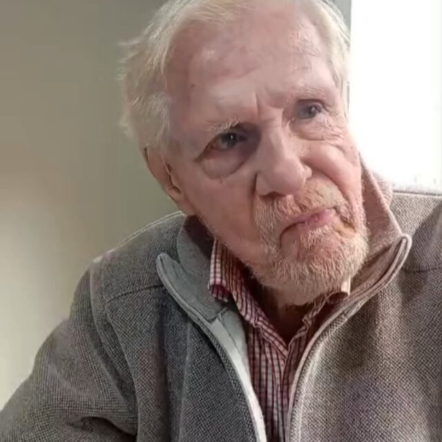 CRESTO HABLÓ DEL PJ, DE CONCORDIA Y DE LA JUSTICIA. PERO… ¿QUIÉN SE MIRA EN EL ESPEJO?

Juan Carlos “Calucho” Cresto volvió a hablar y dejó varias definiciones sobre el presente del peronismo entrerriano, los aportes partidarios, las compras del Estado, la gestión municipal de Concordia y el funcionamiento de la Justicia.

Sus planteos abren debates. Pero también abren preguntas.

Si hoy se reclama autoridad partidaria, ¿qué pasó con esa autoridad durante los años anteriores? Si se exige el cumplimiento del 10% establecido por la Carta Orgánica, ¿cuántos dirigentes lo cumplieron? Si se cuestiona que el dinero público salga de Entre Ríos, ¿cómo se manejaron las compras estatales durante las anteriores gestiones?

Y si se habla de los problemas de Concordia, ¿alcanza con señalar los últimos dos años y nueve meses cuando la ciudad arrastra dificultades estructurales desde mucho antes?

Cresto fue intendente, dirigente partidario y protagonista de varias etapas del poder político entrerriano.

Por eso sus palabras tienen peso.

Pero también tienen memoria.

Porque algunas preguntas, cuando se hacen desde el presente, pueden terminar mirando directamente hacia el pasado.

La pregunta queda abierta:

¿Cresto está señalando los problemas del presente o también está, sin proponérselo, abriendo el debate sobre las responsabilidades del pasado?

#AnálisisLitoral, #Concordia, #EntreRíos, #JuanCarlosCresto, #Peronismo, #PJ, #PolíticaEntrerriana, #PolíticaConcordia, #Periodismo, #DebatePolítico